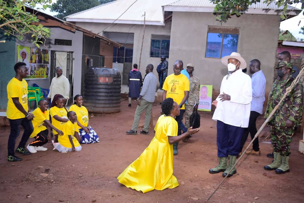 Presidential visit to a PDM model farmer in Masajja Division, Makindye Ssabagabo Municipality.